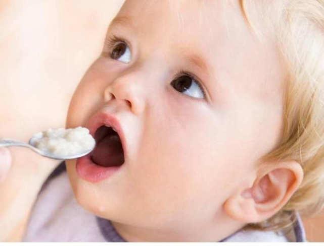 四个月的婴儿吃手正常吗（3款4个月大宝宝辅食推荐）插图(1)
