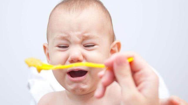 四个月的婴儿吃手正常吗（3款4个月大宝宝辅食推荐）插图(2)